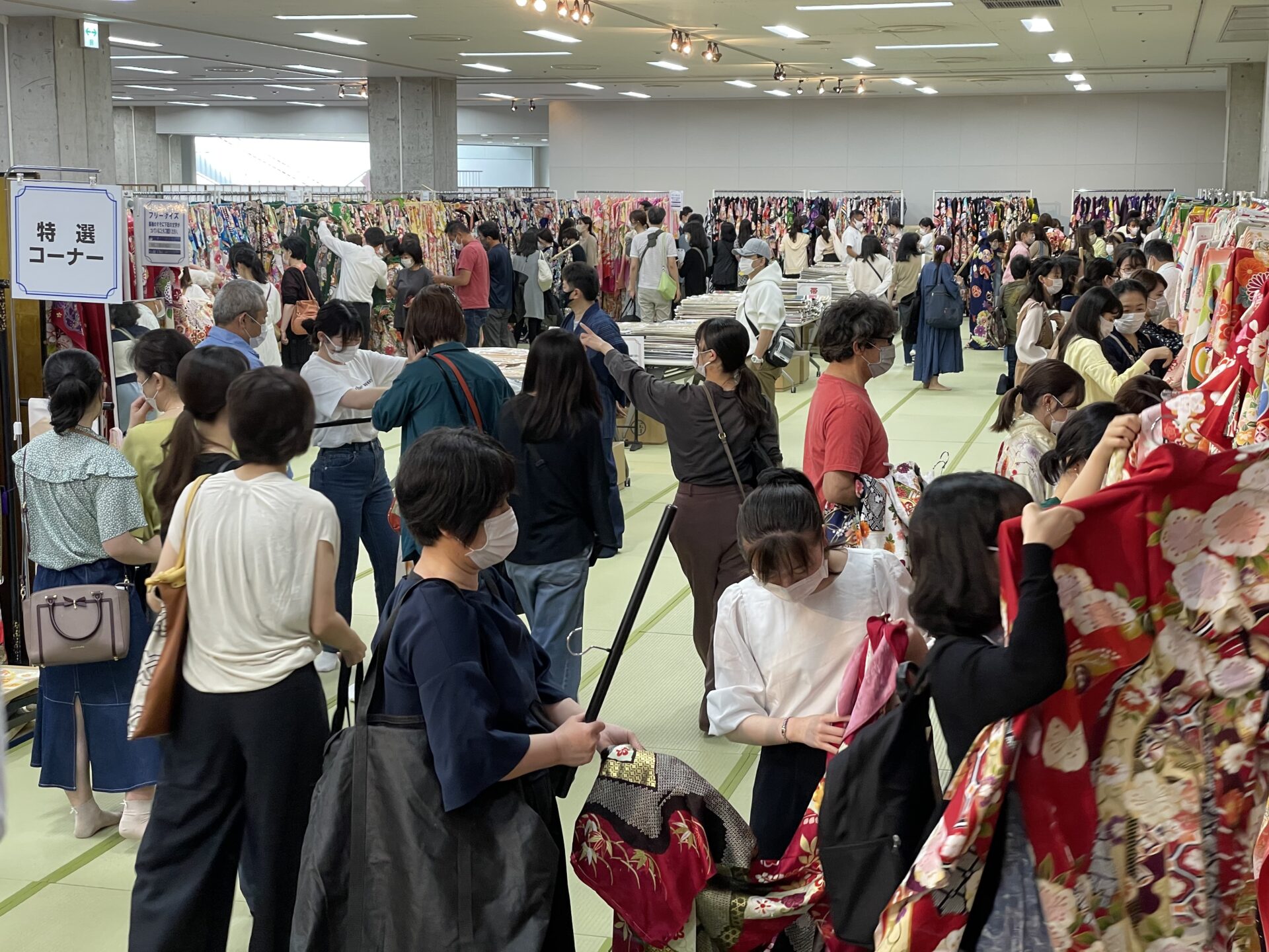 県民振袖販売会 厳選振袖を1 500枚ご用意 どなた様でもご購入いただるお仕立て上がり30点フルセット