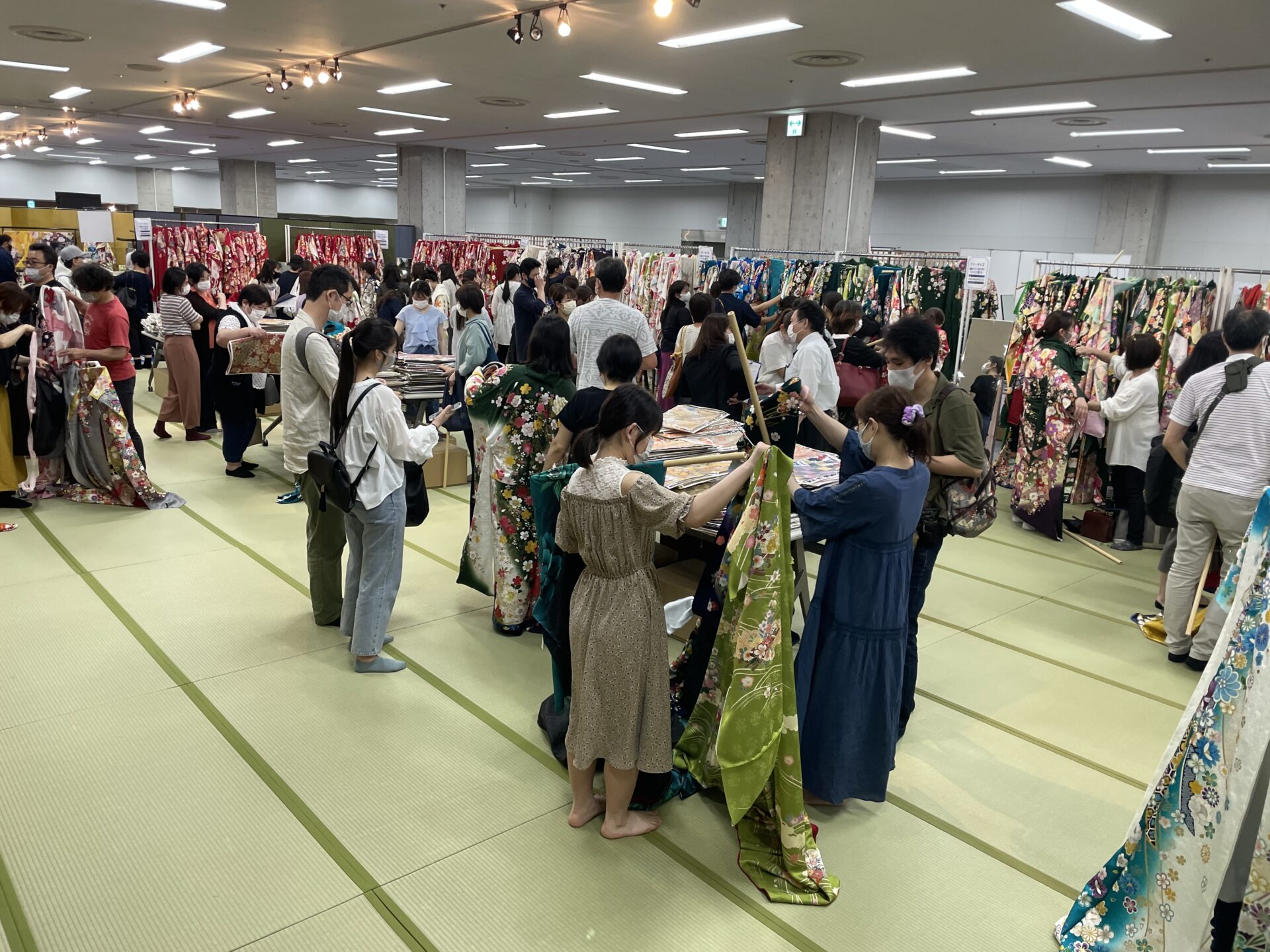 県民振袖販売会 厳選振袖を1 500枚ご用意 どなた様でもご購入いただるお仕立て上がり30点フルセット 県民振袖販売会 厳選振袖を1 500枚ご用意 どなた様でもご購入いただるお仕立て上がり30点フルセット